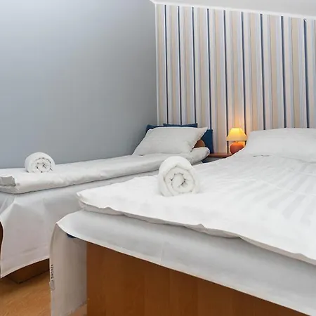 Lesny Dworek Winnica Holiday park *