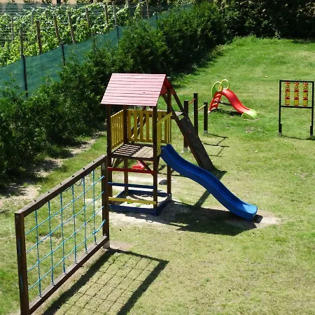 Lesny Dworek Winnica ホリデーパーク