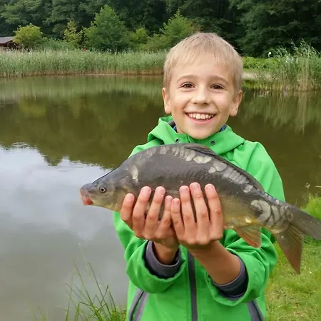 Lesny Dworek Winnica ホリデーパーク ダルウォボ