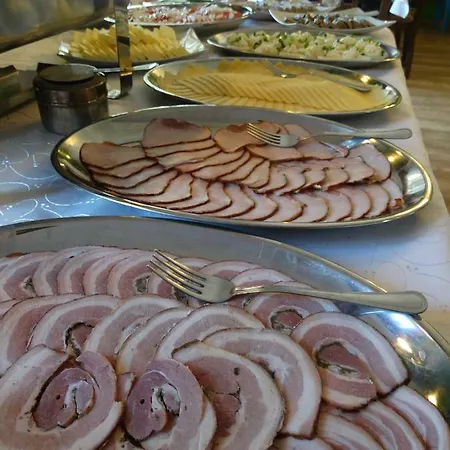 Lesny Dworek Winnica Holiday park *